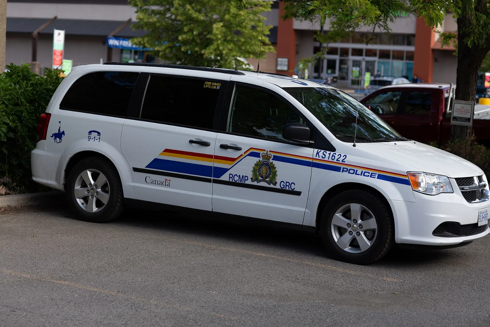 File:Royal Canadian Mounted Police Dodge Grand Caravan.jpg