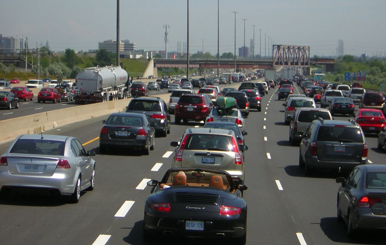 File:Traffic congestion along Ontario Highway 401 in Pickering, Ontario, Canada.jpg