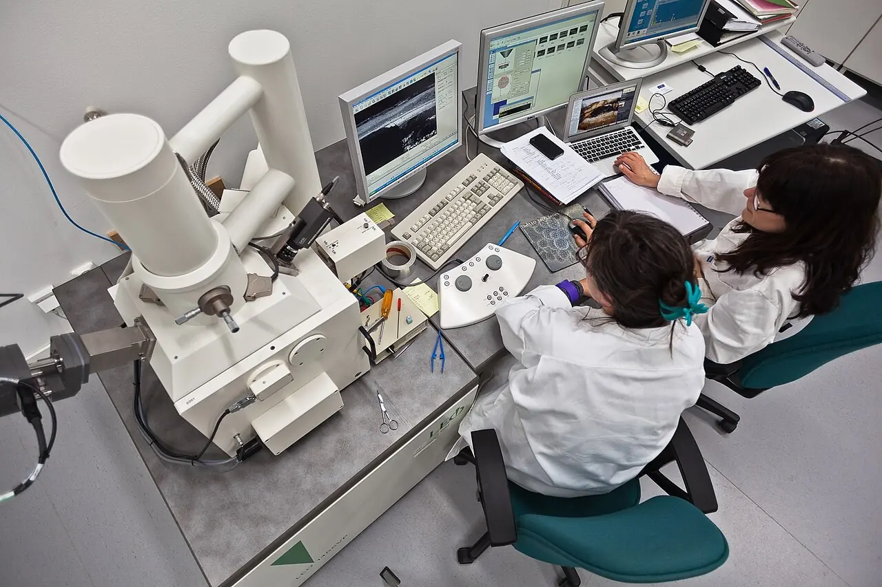 Two researchers using a scanning electron microscope