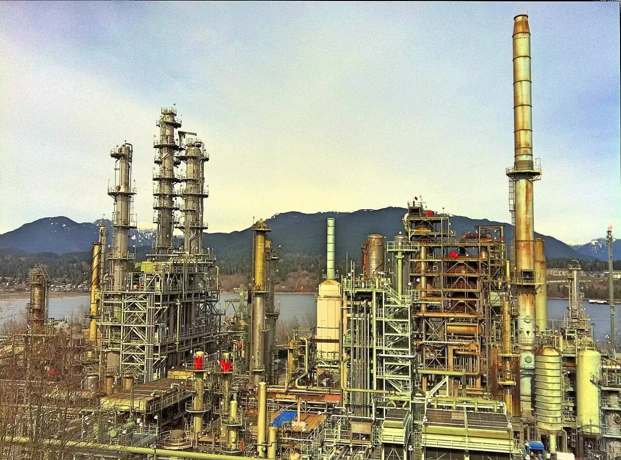 Oil refinery canada