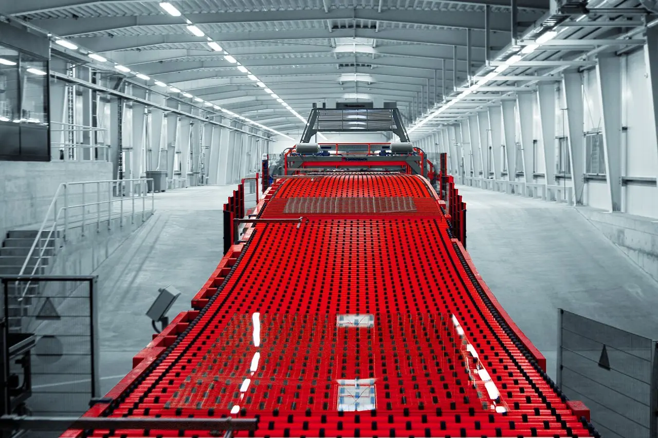 Conveyor line in a flat glass manufacturing plant